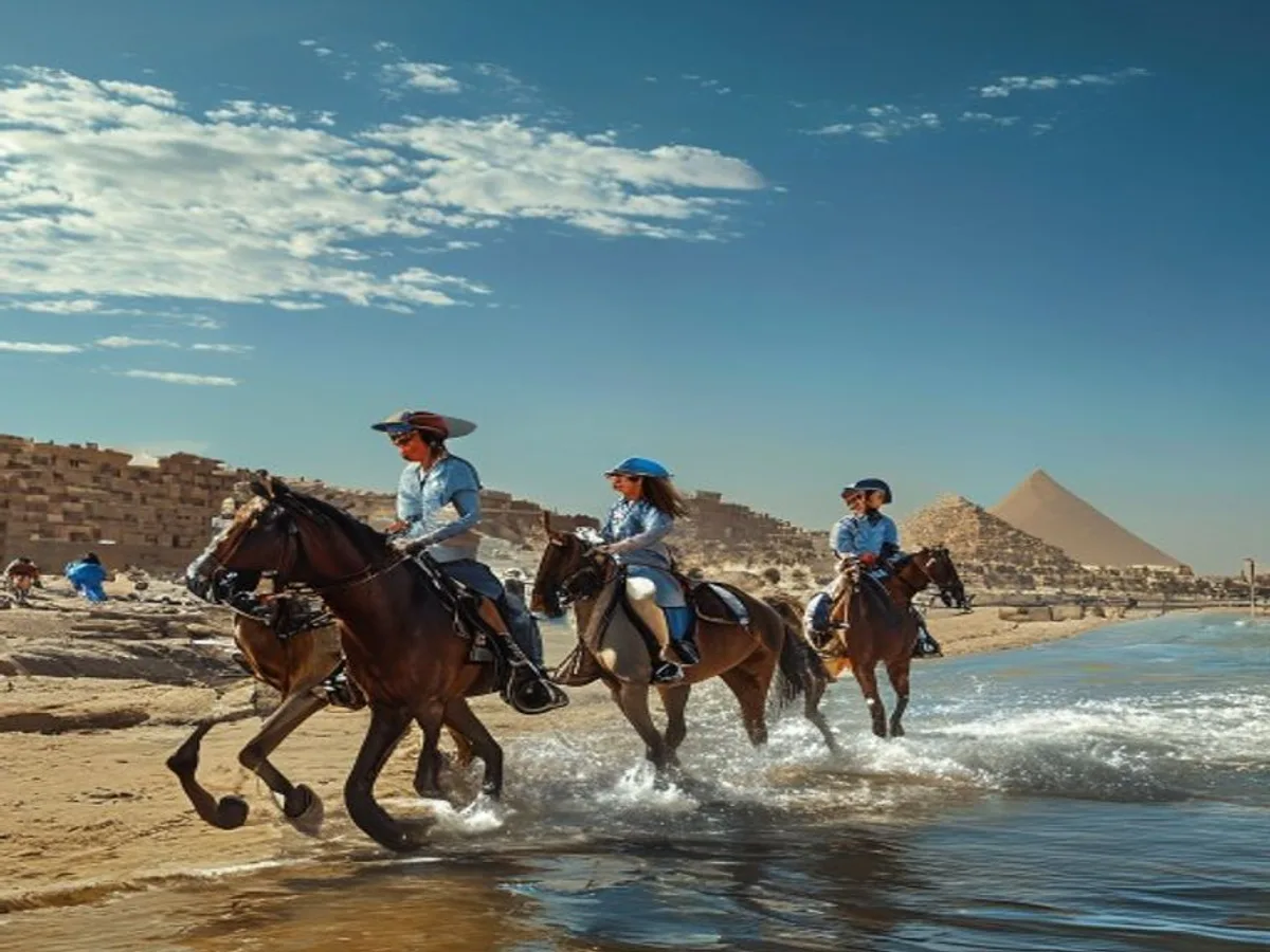 مراهقون يركبون الخيل على كورنيش النيل في الجيزة بإطلالة على النهر